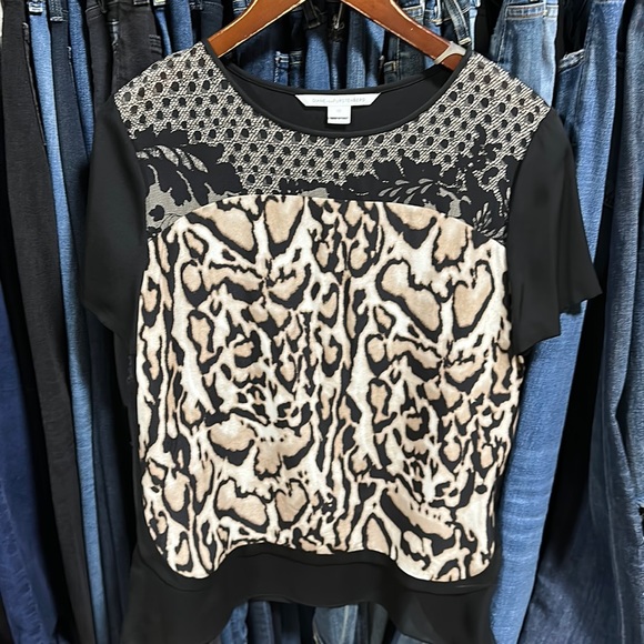 Diane Von Furstenberg Tops - DVF 100% silk short sleeve blouse